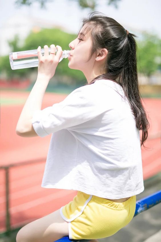 下面来给女生们分享养成美肌+易瘦体质的「喝水时间表」,赶紧记录起来规定自己准点喝水,一起悄悄变美!