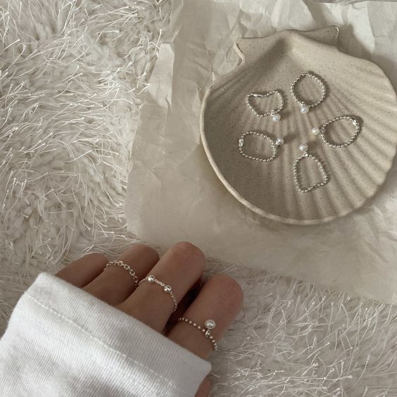 戒指开运法:左手无名指和小尾指则是分别于姻缘婚姻、机遇有关,不妨依据愿望需求配戴戒指