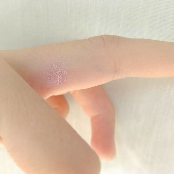 除了在手臂内侧或外侧纹身,不妨可以选择一些更特殊的部位纹上白色刺青,让若隐若现的美感更加乘!比如手腕、耳后、脚踝、锁骨、胸下、指间等等。