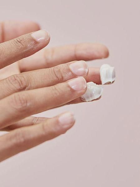 护手霜 经常指缘或手心干燥脱皮的女生不妨可以用作护手霜,养出滑嫩嫩手部肌肤~特别是小蓝罐价格便宜多擦也不心疼(笑)
