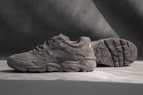 除了粉色款式,这次New Balance 850也同时推出了百搭的「奶油杏白色」和酷帅风「经典灰黑色」。全系列来临即将在台湾官网出售,敲碗希望粉色赶快来马来西亚啊!!
