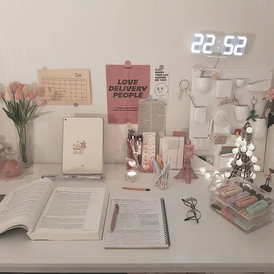 墙面上的贴图布置不妨可以从旧杂志中撕取下来循环里利用,或者可以网购一些已经搭配好的明信片系列~如果不喜欢华俏的风格,也可以打印一些简约的语录、日历、To Do List来进行布置。