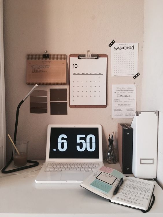 墙面上的贴图布置不妨可以从旧杂志中撕取下来循环里利用,或者可以网购一些已经搭配好的明信片系列~如果不喜欢华俏的风格,也可以打印一些简约的语录、日历、To Do List来进行布置。