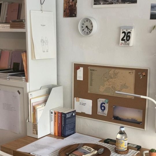 墙面上的贴图布置不妨可以从旧杂志中撕取下来循环里利用,或者可以网购一些已经搭配好的明信片系列~如果不喜欢华俏的风格,也可以打印一些简约的语录、日历、To Do List来进行布置。