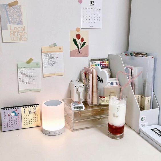 一张舒适的书桌,桌面整齐是必须的~可以善用层架、亚克力收纳盒、笔筒等进行整理收纳,让书桌上不会堆满散乱的文具和纸张书籍~