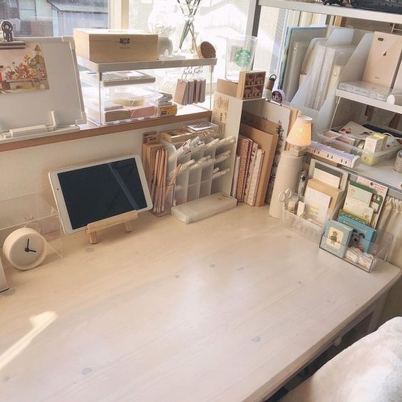 一张舒适的书桌,桌面整齐是必须的~可以善用层架、亚克力收纳盒、笔筒等进行整理收纳,让书桌上不会堆满散乱的文具和纸张书籍~