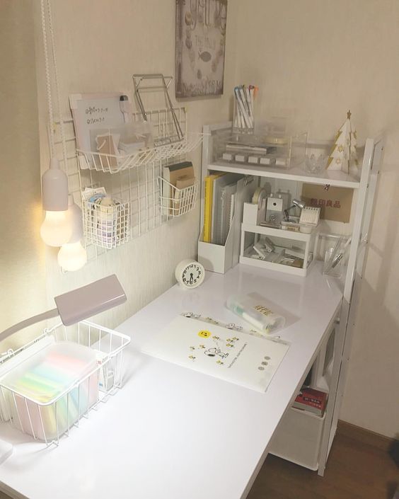 一张舒适的书桌,桌面整齐是必须的~可以善用层架、亚克力收纳盒、笔筒等进行整理收纳,让书桌上不会堆满散乱的文具和纸张书籍~