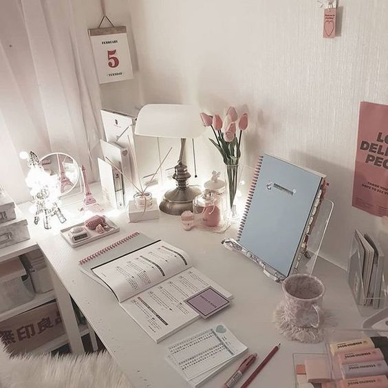 点缀的部分,不妨考虑放些养眼的绿色植物、干燥花、仿真花;书桌布置的格调瞬间UP!