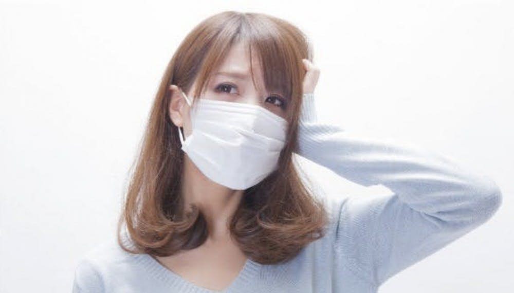 政府文告重点:1、禁止全国范围内进行宗教类、体育类、社会与文化类等群众聚会或活动;出超市、公共市场、杂货店、出售日常必需品的便利店意外,其余营业场所全书关闭。 2、所有在这期间出国旅行的大马人、以及刚从海外回马者,必须接受健康检查并进行14天的隔离或自我检疫。 3、限制所有海外游客进入马来西亚境内。 4、关闭幼儿园、国立、私立院校,包括日渐学校、寄宿学校、国际学校、宗教学校和其他小学、中学及大学机构。 5、关闭全国所有公立与私立高等教育机构几技能培训机构。 6、关闭所有政府与私人场所机构,除了涉及基本供应服务之领域,包括:水电、能源、电信、邮政、运输、灌溉、石油与天然气、燃料、广播、金融与银行、健康与制药、消防、监狱、港口、机场、国防与安全、清洁、零售与食品供应。