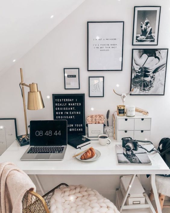 其中之最重点就是「颜色搭配」;简约风的书桌布置,无论是收纳盒、桌面上的小物、墙上的网架,甚至是墙上的布置卡片、照片等,色系都特别统一和谐~