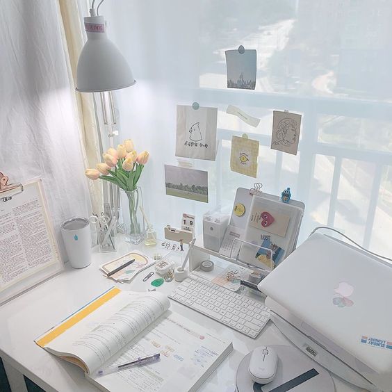 其中之最重点就是「颜色搭配」;简约风的书桌布置,无论是收纳盒、桌面上的小物、墙上的网架,甚至是墙上的布置卡片、照片等,色系都特别统一和谐~