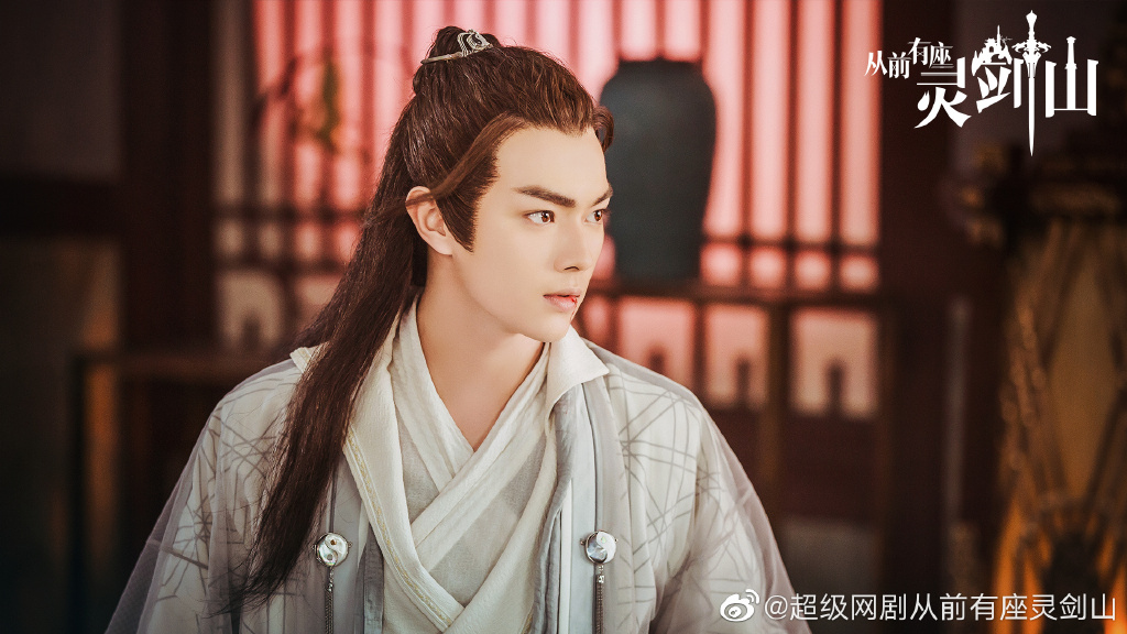 「谁是你心中的古装白月光」票选结果：第九名：许凯（513825 票） 无论是《延禧攻略》中的清装头、《招摇》里的银灰蓝发型、还是《从前有座灵剑山》里的潇洒倜傥造型，许凯都能完美Carry～～来临许凯还有两部古装剧待播中，分别是和吴佳怡及哈尼克孜主演的《天舞纪》以及与李一桐领衔主演的《大唐女儿行》，特别期待能再看到他的帅气古装扮相！