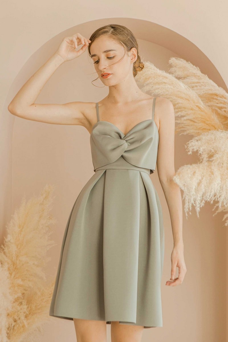 马来西亚时尚女装网店Doublewoot:想买连衣裙的Girls在这家看看准没错!私心觉得她们家的连衣裙设计特别简约精美+好搭,相信上班族女生们也可以在这里找到适合上班的好看裙装。