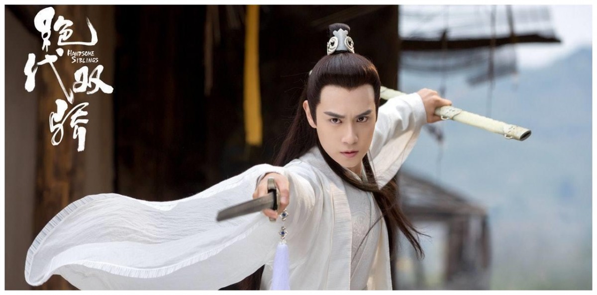 「谁是你心中的古装白月光」票选结果:第五名:胡一天(780823 票) 以青春爱情剧崭露头角的胡一天仅拍过一部古装剧 - 刚播毕不久的新版《绝代双骄》,里头他饰演的花无缺一角白衣翩翩、扮相俊美。不过可惜的是该部剧播出后被普遍认为「不到位」,演员演技青涩、还原度高却没有处理好剧情细节;希望新生代男神胡一天接下来会带着更多更棒的作品与观众见面。