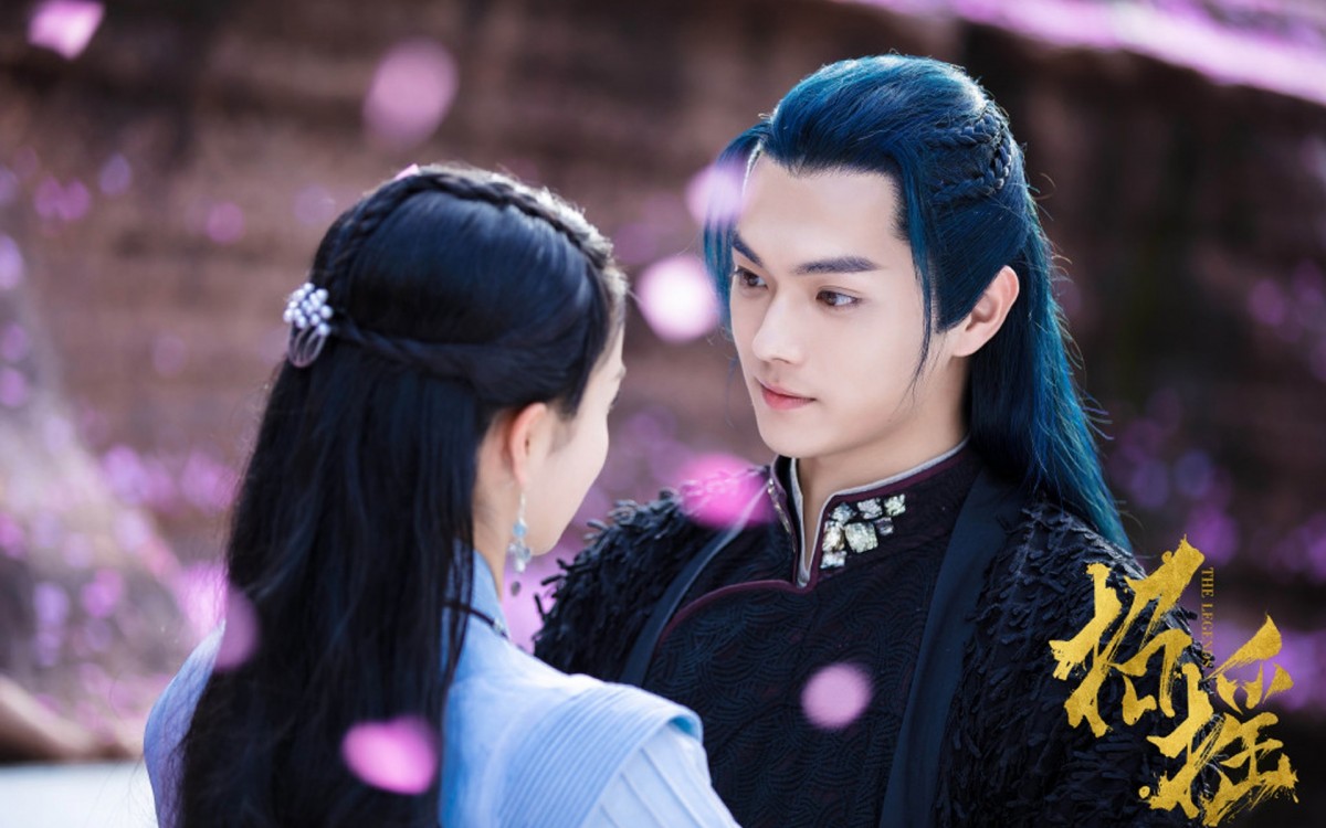 「谁是你心中的古装白月光」票选结果:第九名:许凯(513825 票) 无论是《延禧攻略》中的清装头、《招摇》里的银灰蓝发型、还是《从前有座灵剑山》里的潇洒倜傥造型,许凯都能完美Carry~~来临许凯还有两部古装剧待播中,分别是和吴佳怡及哈尼克孜主演的《天舞纪》以及与李一桐领衔主演的《大唐女儿行》,特别期待能再看到他的帅气古装扮相!