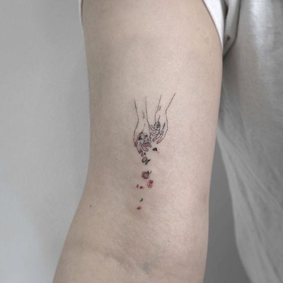 手臂、手腕都是纹身的Ideal位置,时刻展现手上的唯美花卉刺青,回头率绝对MAX~