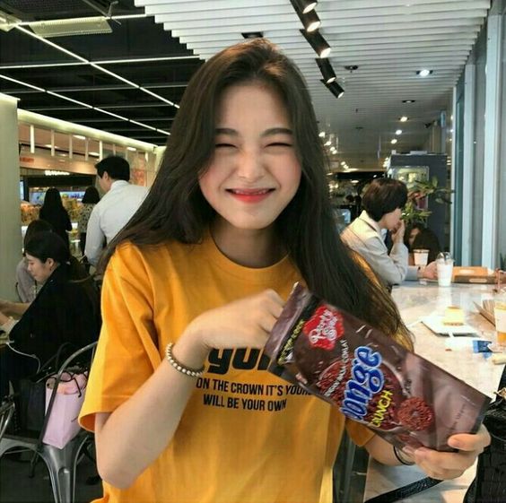 包装薯片或零食吃完了,先别急着把包装纸丢掉!把两头剪开洗干净后就能用来充当「装逼照」拍摄道具啦(笑)最近在小红书和抖音上超级火的这款「薯片袋拍照法」,下面马上来给Girls们双手奉上「拍法秘籍」~