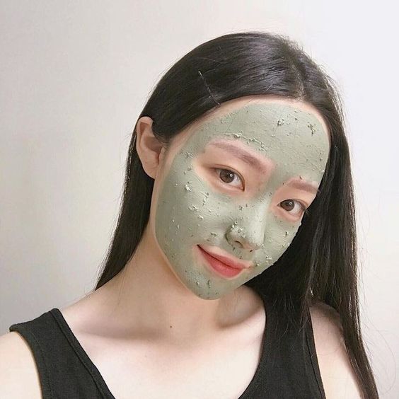 下面来给女生们推荐几款热销、有效帮助改善毛孔粗大和顽固黑头问题的泥面膜给大家参考:
