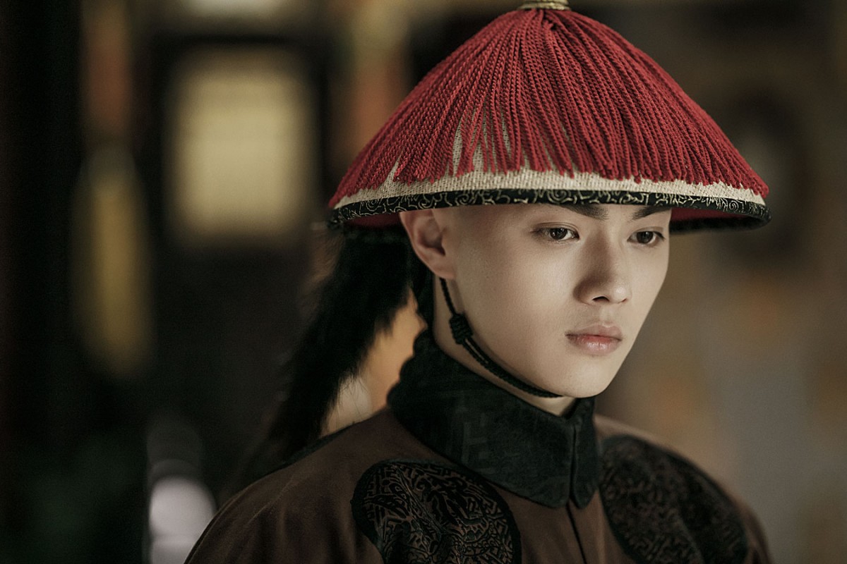 「谁是你心中的古装白月光」票选结果:第九名:许凯(513825 票) 无论是《延禧攻略》中的清装头、《招摇》里的银灰蓝发型、还是《从前有座灵剑山》里的潇洒倜傥造型,许凯都能完美Carry~~来临许凯还有两部古装剧待播中,分别是和吴佳怡及哈尼克孜主演的《天舞纪》以及与李一桐领衔主演的《大唐女儿行》,特别期待能再看到他的帅气古装扮相!