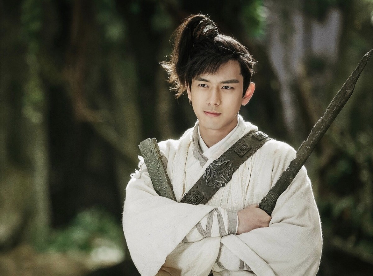 「谁是你心中的古装白月光」票选结果:第四名:李现(884913 票) 要说到2019年男神榜单关键字,「李现」绝对占领榜首!继超火甜宠剧《亲爱的热爱的》播毕后,李现携手李一桐主演的《剑王朝》很快便开播。虽说剧中他的扮相被部分网民评价为拉低了其颜值,但无阻人气高的他登上「古装男神」排行榜TOP 4~预计今年8月「现男友」和陈立农主演的古装玄幻电影《赤狐书生》会隆重上映,大家一起坐等+期待吧~