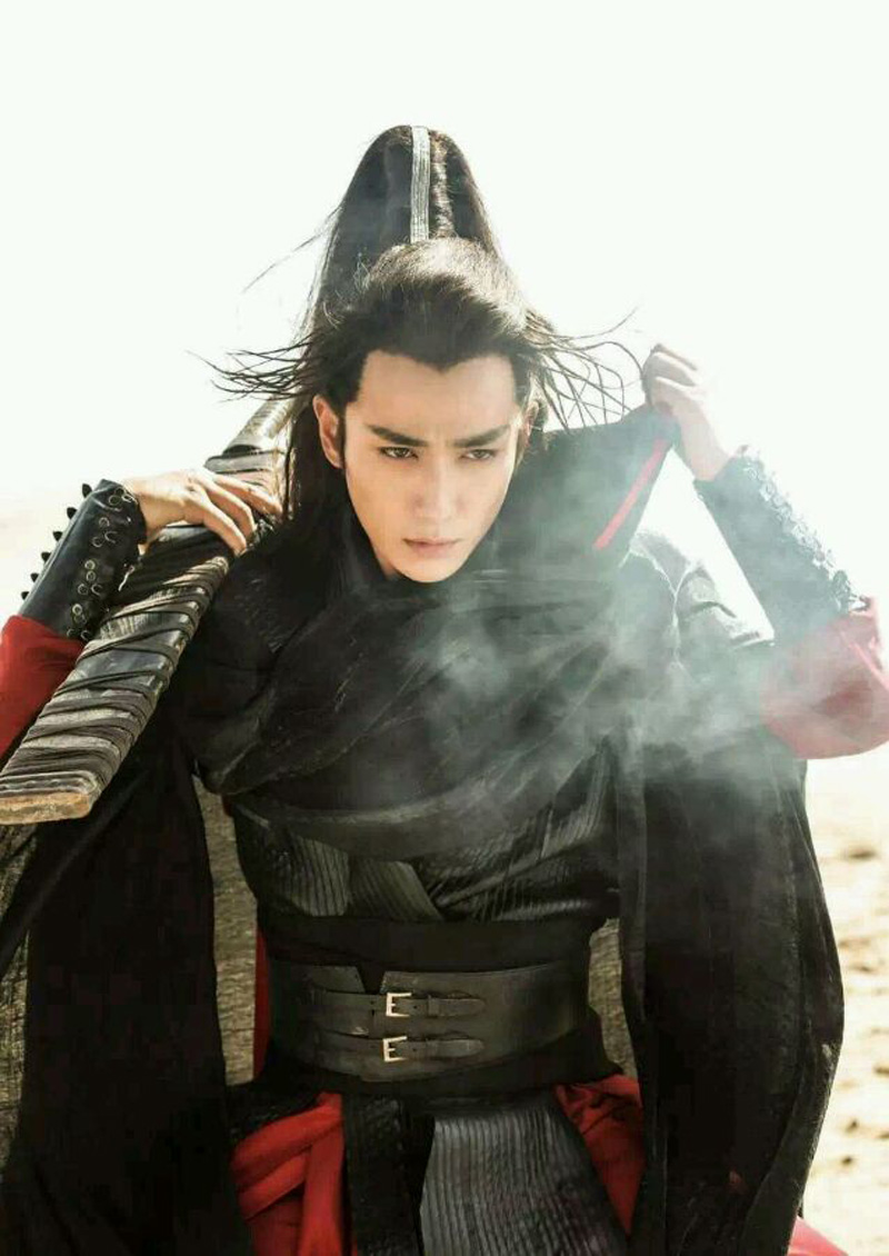 「谁是你心中的古装白月光」票选结果:第八名:朱一龙(580828 票) 朱一龙在时装剧《镇魂》中的角色深入民心,但其实他自出道以来演过不少古装剧哟~比如去年《知否知否应是绿肥红瘦》中的「齐衡」一角最为人熟知,还有过往扮演过《新边城浪子》傅红雪、《花谢花飞花满天》花无谢等等,造型都超俊美!