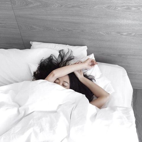 每日维持7小时睡眠 相信很多人都有熬夜、通宵的习惯,但每日睡眠不足7小时的状态下很容易免疫力低下!因此在防疫期间务必确保自己睡眠充足,满7-8小时为最佳。