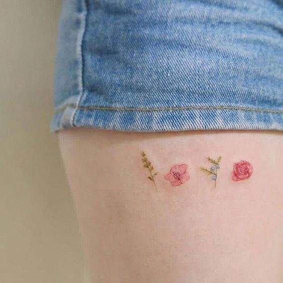 耳后、大腿位置纹上面积细小的花卉刺青,若隐若现美感爆表~