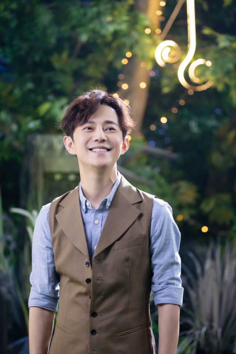 有关注陆综的大家肯定对高情商、主持功力强的「何老师」何炅不陌生；除了他亲切贴心、总是照顾前后辈的态度超级圈粉，何老师在节目中的睿智以及娓娓诉说的各种金句道理，都让人折服！