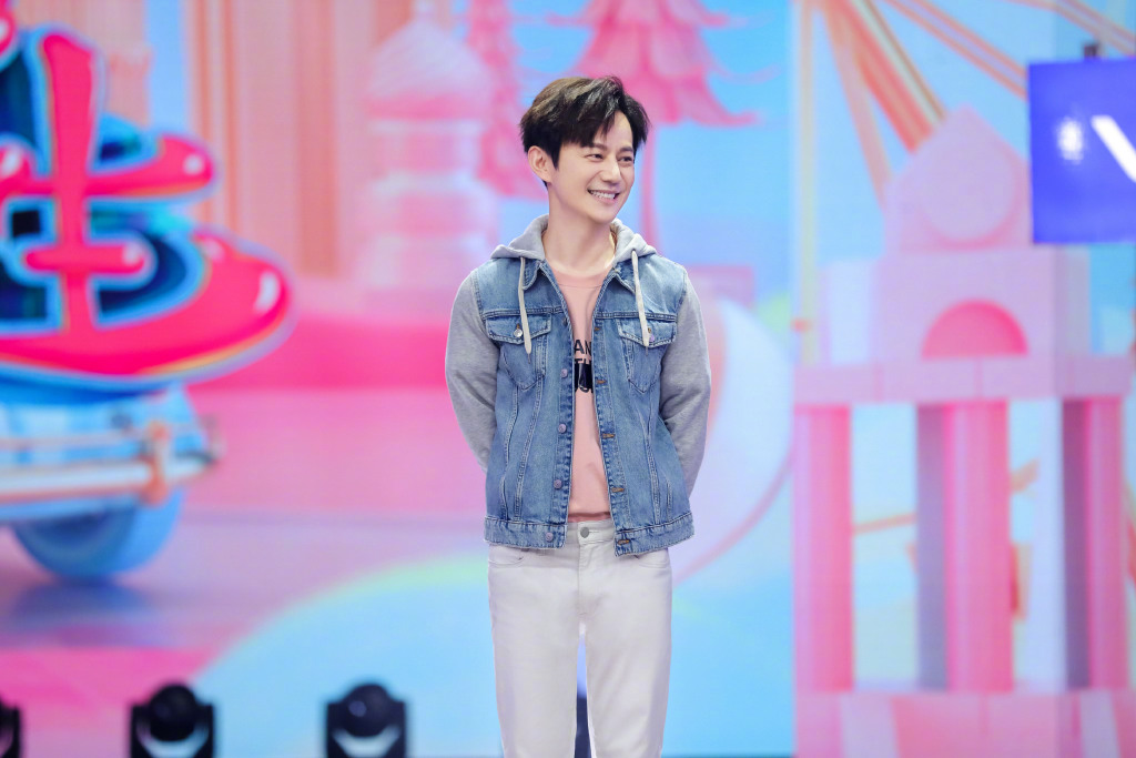 ✨【关于人生】✨ 8、没事儿，就是最好的事儿。 9、人生很短，你不要去试错的事情，不要老是坚持一件错的事情；但是还有一句话叫做，人生很短，经不起来回的犹豫，不然的话你永远都在不断的尝试和不断的放弃当中，最后一事无成。 10、想要在任何地方都追求完美，就是自寻烦恼。