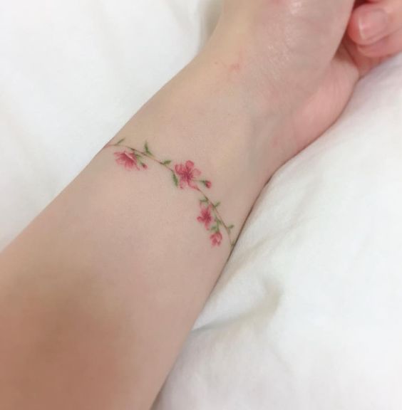 手臂、手腕都是纹身的Ideal位置,时刻展现手上的唯美花卉刺青,回头率绝对MAX~