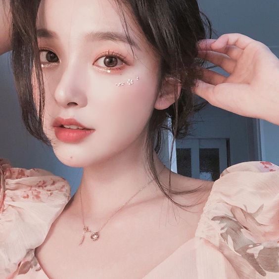 上面这套粉色系眼影画法公式特别实用,Girls记得要笔记起来练习哟 ? 接着再给大家推荐几款近期推出的特别唯美的粉色系眼影盘: