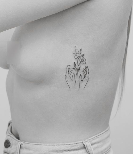 在耳后、大腿、胸下或胸侧位置纹上面积细小的花卉刺青,若隐若现美感爆表+超性感!