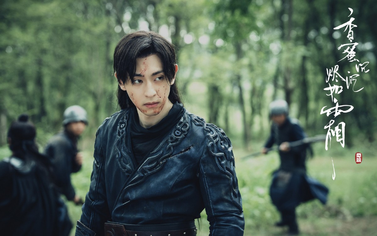 「谁是你心中的古装白月光」票选结果：第六名：邓伦（780340 票） 邓伦此前的古装剧代表作包括《封神演义》、《楚乔传》及《香蜜沉沉烬如霜》，但凡看过其古装扮相的妹纸必定会深陷其魅力；堪称是「越看越帅」、「越看越嗑到他的颜值」的单眼皮男神！他主演的首部古装玄幻电影《阴阳师：晴雅集》已在去年尾开机拍摄，预计会在今年上映。