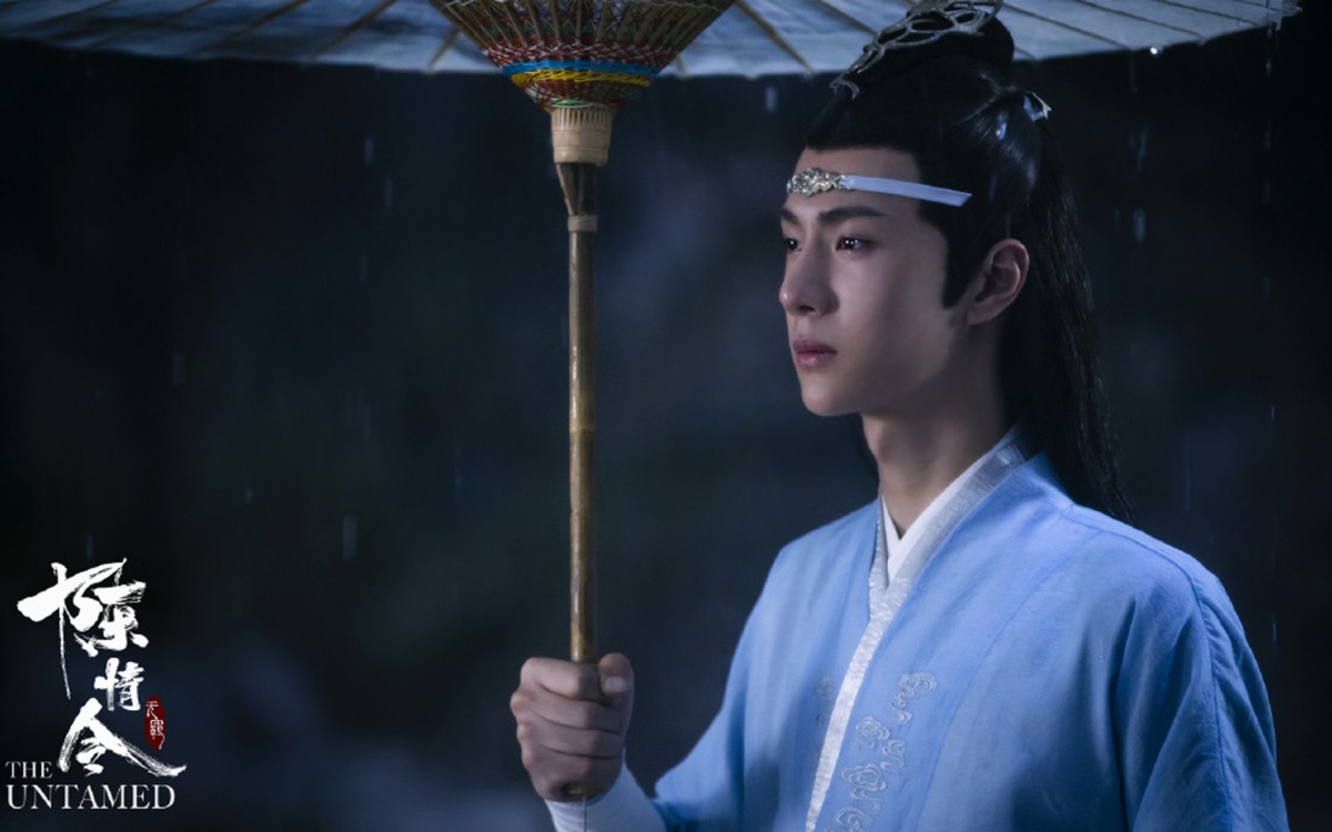 「谁是你心中的古装白月光」票选结果:第二名:王一博(962823 票) 以UNIQ组合成员出道的王一博此前影视作品不多,去年热播的《陈情令》中他饰演蓝忘机一角为人熟知,白衣翩翩的造型实!在!太!好!看!接下来王一博将会带着与携手古装女神赵丽颖主演的《有翡》新作与观众见面,目前该剧剧组已经复工拍摄;据知《有翡》里王一博的角色设定会和蓝忘机有很大的不同呢~