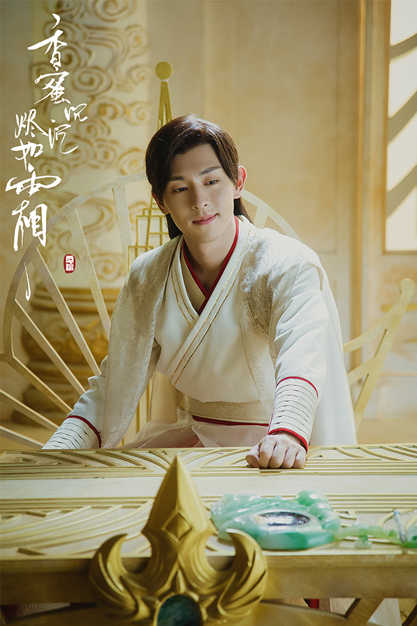 「谁是你心中的古装白月光」票选结果:第六名:邓伦(780340 票) 邓伦此前的古装剧代表作包括《封神演义》、《楚乔传》及《香蜜沉沉烬如霜》,但凡看过其古装扮相的妹纸必定会深陷其魅力;堪称是「越看越帅」、「越看越嗑到他的颜值」的单眼皮男神!他主演的首部古装玄幻电影《阴阳师:晴雅集》已在去年尾开机拍摄,预计会在今年上映。