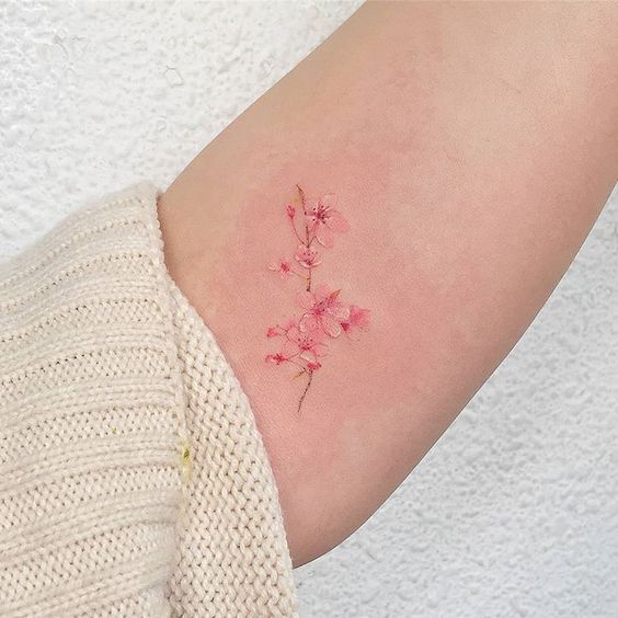 手臂、手腕都是纹身的Ideal位置,时刻展现手上的唯美花卉刺青,回头率绝对MAX~