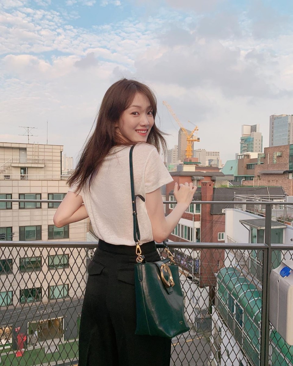 今天来教小资女孩们如何将一件普普通通的T恤穿出多种Style,让你的T恤LOOK变得与众不同: