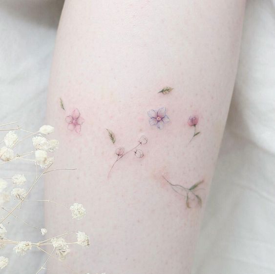 手臂、手腕都是纹身的Ideal位置,时刻展现手上的唯美花卉刺青,回头率绝对MAX~