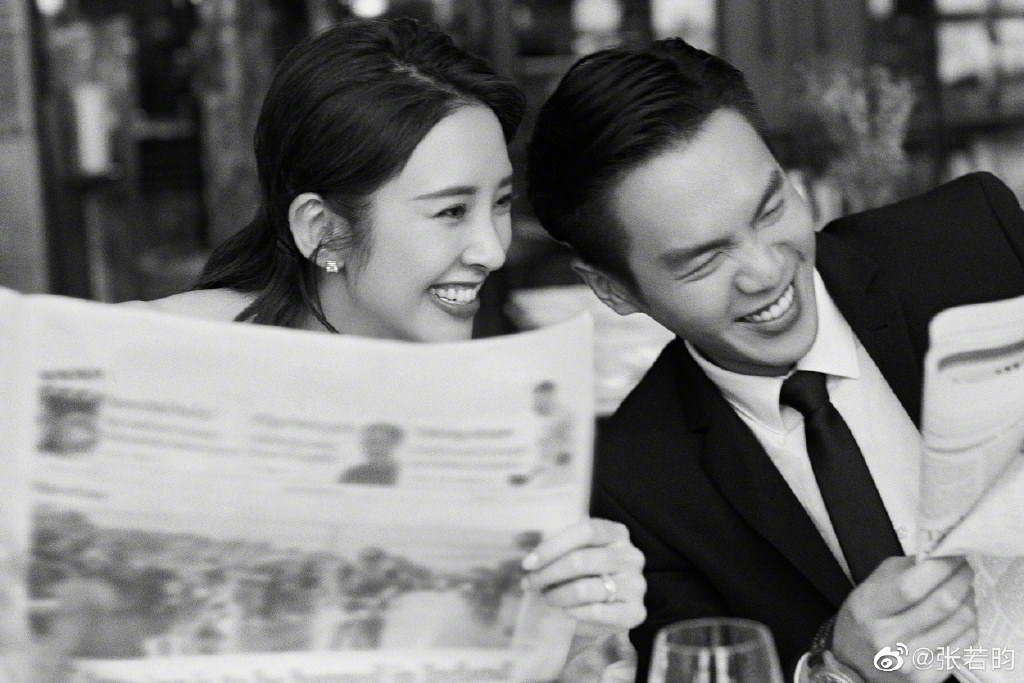 Love you as love life。 「爱彼此,如爱生命」是俩人脚踝上的情侣刺青,不禁让C编忽然想起了王小波《爱你就像爱生命》里的一段告白情话:「我把我整个灵魂都给你,连同它的怪癖,耍小脾气,忽明忽暗,一千八百种坏毛病。它真讨厌,只有一点好,爱你。」❤️