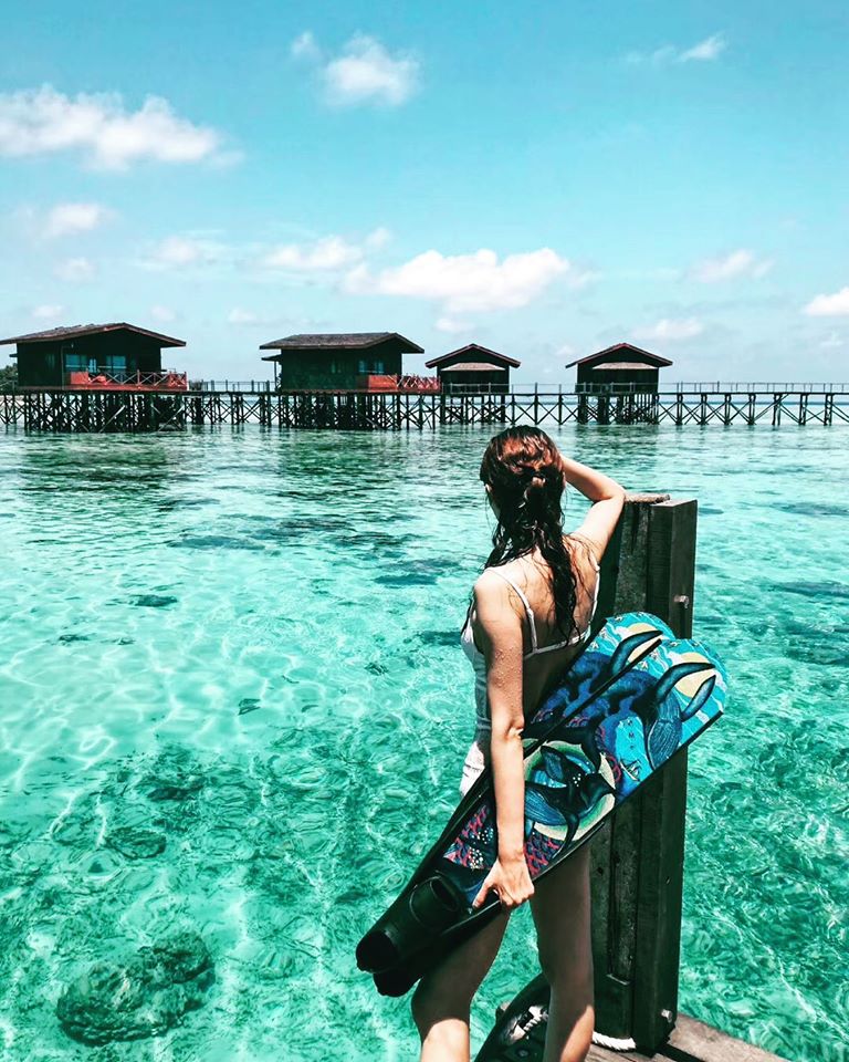 这座岛需从沙巴仙本那码头乘搭游艇前往,过程会用时约45分钟。岛上进行的活动包括浮潜、深海潜水、泛舟、参与海龟保育活动等等。