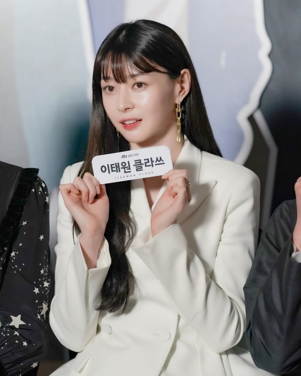 《梨泰院CLASS》自播出以来,无论是剧情和剧中演员都备受关注。比如身材和颜值都让人惊艳的女二号「吴秀雅」(又译吴秀娥),就让观众们印象十分深刻!