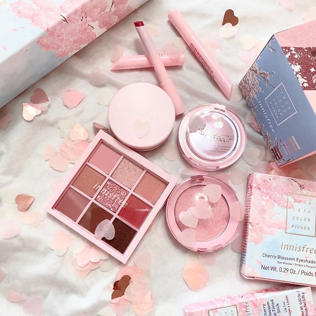 Innisfree 2020 Jeju Colour Pick Cherry Blossom Eyeshadow Palette 目前已经可以在马来西亚Innisfree买到的这款 #樱花盘堪称本季最夯之一！9色眼影配色唯美梦幻至极，打底色、亮片色、珠光色通通有，一盘轻松完成花季电眼妆容 ?