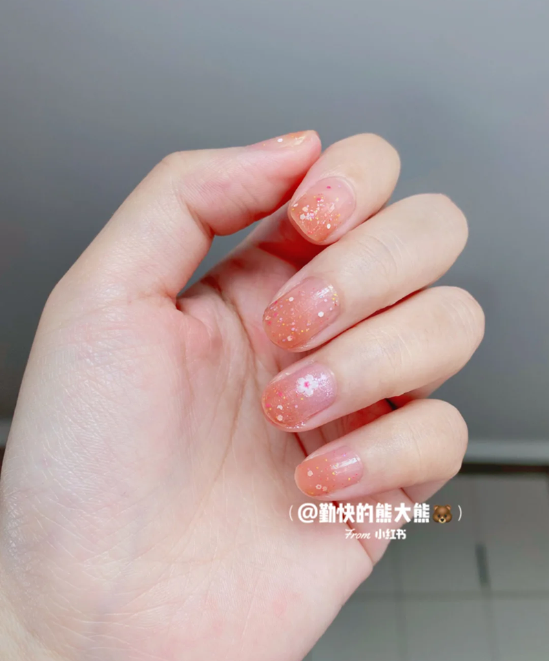 在春天这个浪漫唯美花季,给十指画上嫩粉粉、晶灿灿的水亮感粉色系美甲最适合不过 ? 该2020济州樱花限定系列已经在马来西亚上架,喜欢的Girls不妨至官网或门市查询 ❤️?