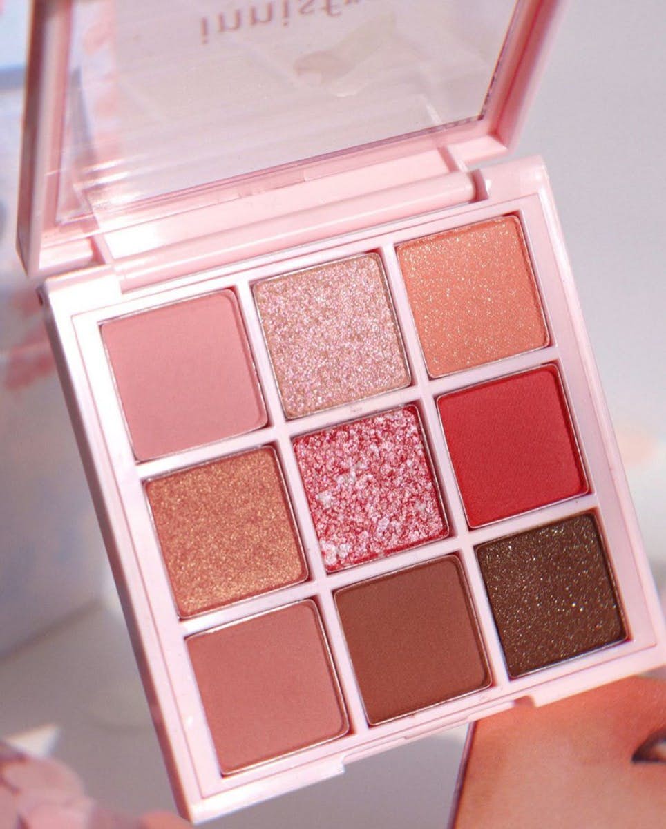Innisfree 2020 Jeju Colour Pick Cherry Blossom Eyeshadow Palette 目前已经可以在马来西亚Innisfree买到的这款 #樱花盘堪称本季最夯之一!9色眼影配色唯美梦幻至极,打底色、亮片色、珠光色通通有,一盘轻松完成花季电眼妆容 ?