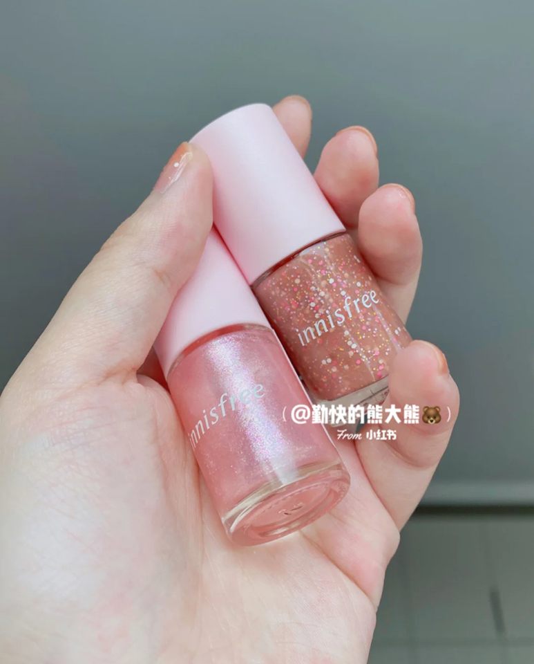 Innisfree这波推出的限定款指彩组中,包含了2色指甲油 #1 樱花盛放(早春红樱) 和 #2 闪耀樱花(烂漫樱花),以及一张造型美甲贴。