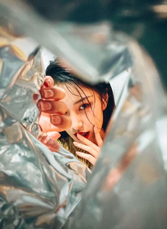 拍法(一):别再单调地和薯片合照啦?~将洗净剪开两头的薯片袋当作前景,单手握着薯片包装纸边缘,眼神酷酷地看向其他方向~效果根本时尚大片吖!