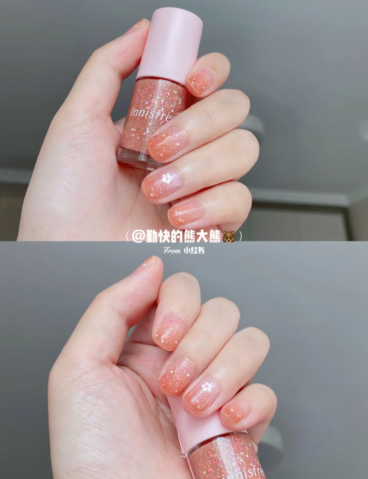 樱花粉嫩色彩指甲油让属于春天的颜色攀上指甲,自己在家就能轻松打造好看指彩效果!