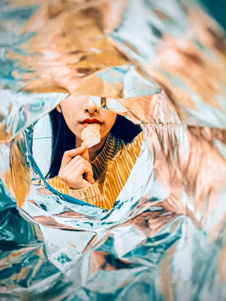 拍法(二):同样以包装纸当作前景,这样的「吃薯片」局部拍摄法时髦感爆表 ?