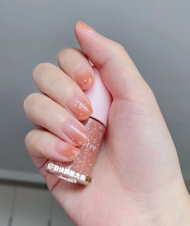 在春天这个浪漫唯美花季,给十指画上嫩粉粉、晶灿灿的水亮感粉色系美甲最适合不过 ? 该2020济州樱花限定系列已经在马来西亚上架,喜欢的Girls不妨至官网或门市查询 ❤️?