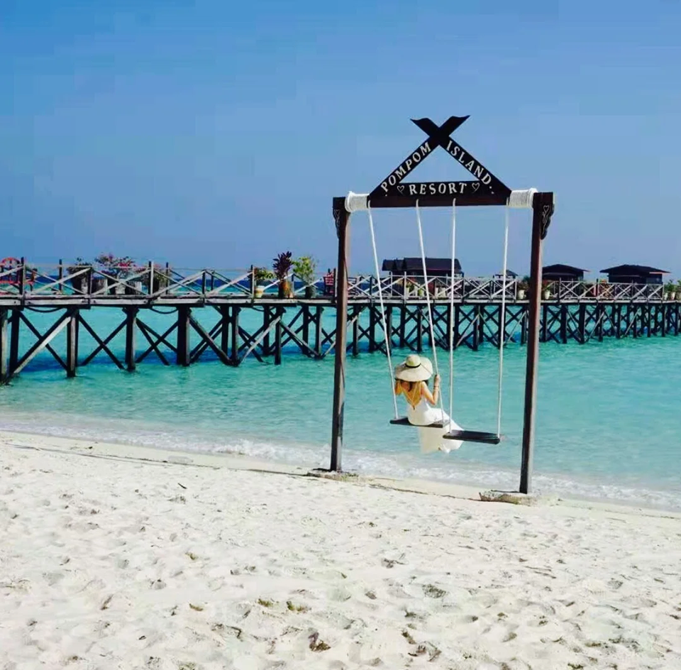 比如位于东马沙巴州的「Pom Pom Island 邦邦岛」,就被誉为度假必去的「马来西亚版马尔代夫」 。